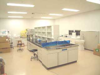 中央に棚のついた作業台がある部屋の写真