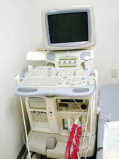 液晶モニターと様々なボタンがある検査機器を撮影した写真