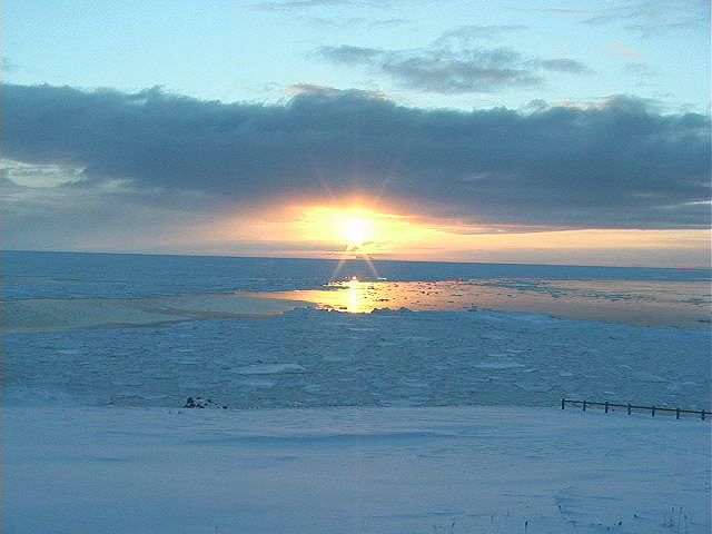 流氷の海から昇る太陽