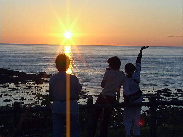 水平線から昇る朝日