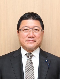 スーツを着てまっすぐ前を向いている、雄武町議会議長の肖像写真