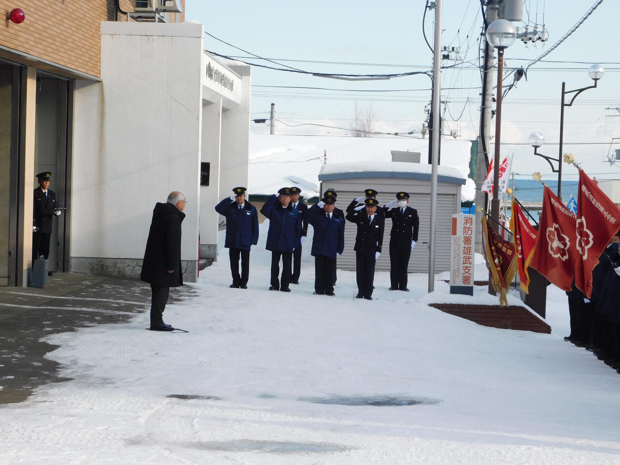 消防団から敬礼を受ける町長