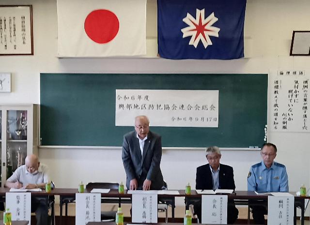 挨拶する町長