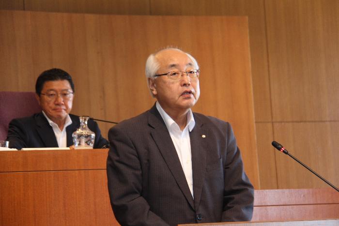 閉会の挨拶をする町長