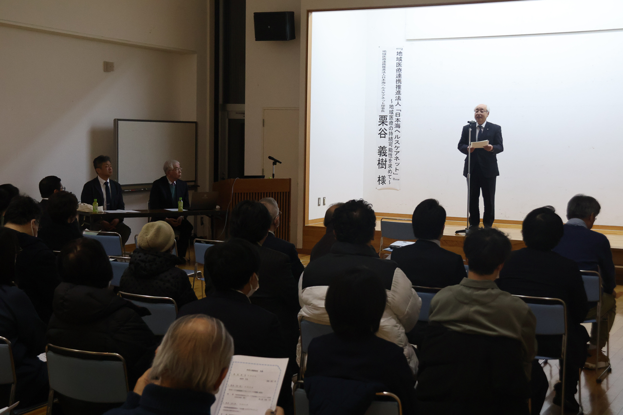 開催に先立ち開会挨拶をする町長