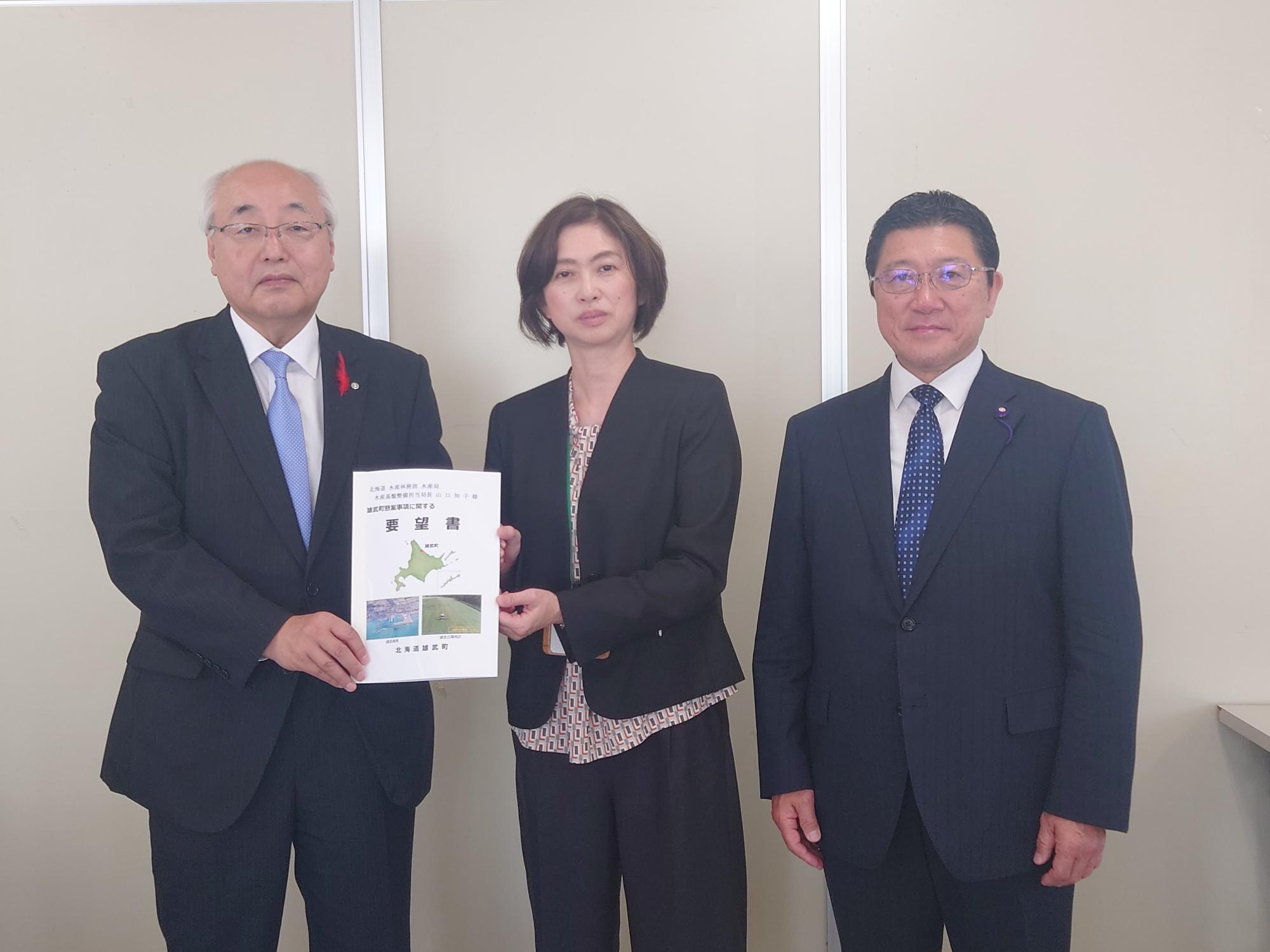左から高橋町長、山口水産林務部水産基盤担当局長、橋詰議長