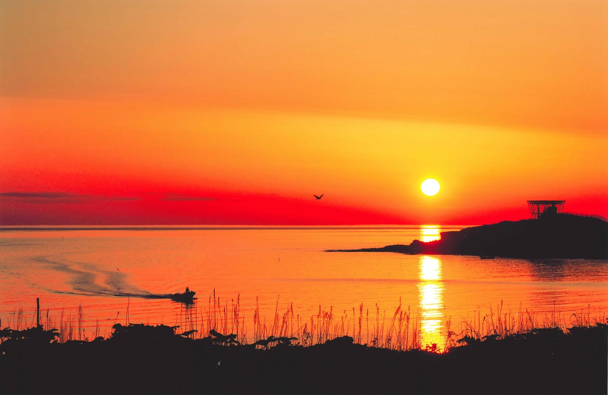 オホーツク海から日の出が昇っている画像