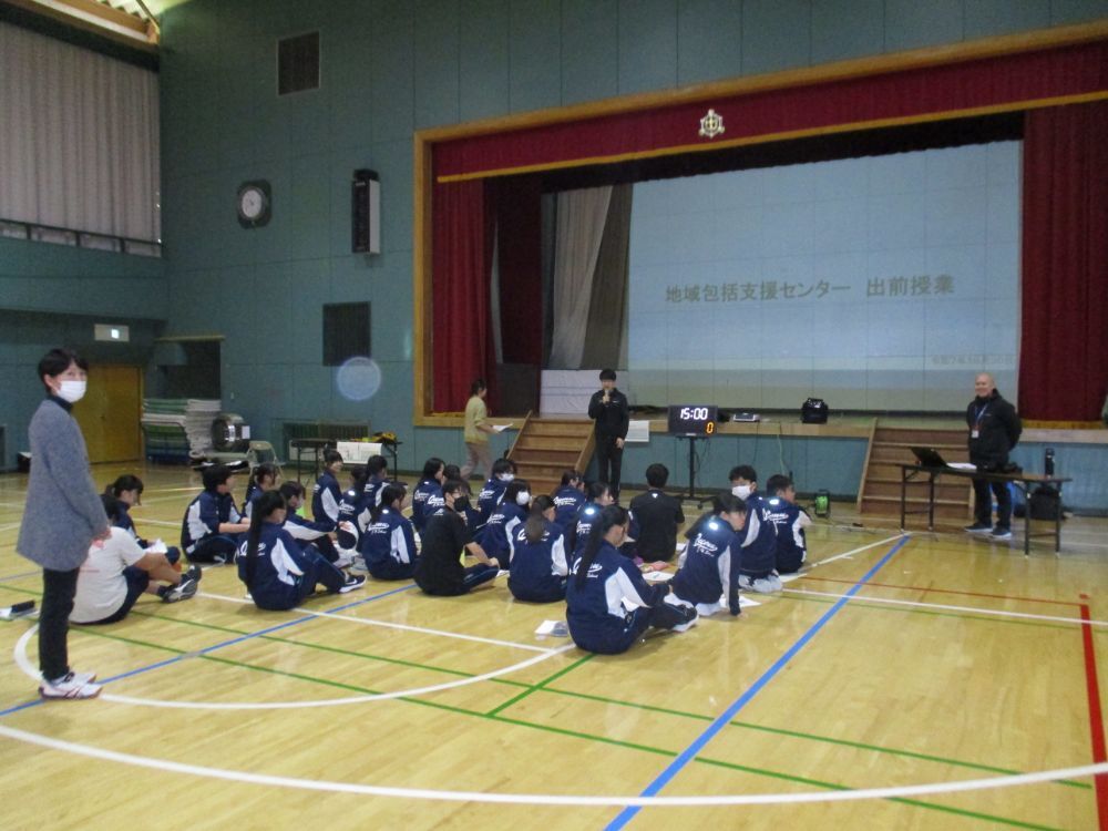 地域包括支援センター職員が講義を行っている様子