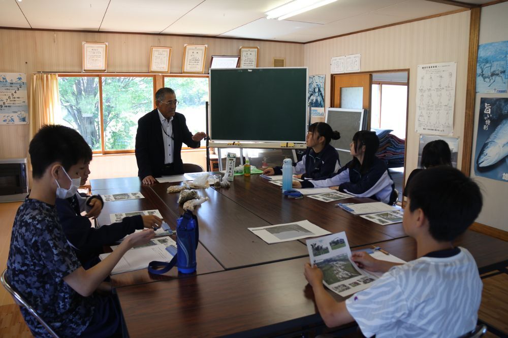 雄武町の農業について教えている様子