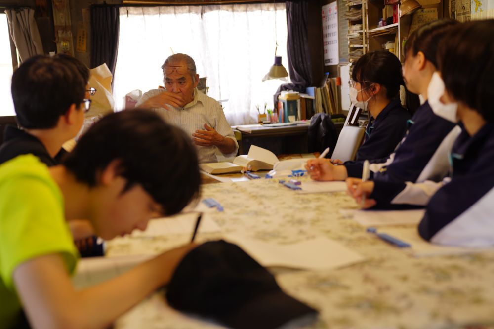 雄武町の歴史を教えている様子